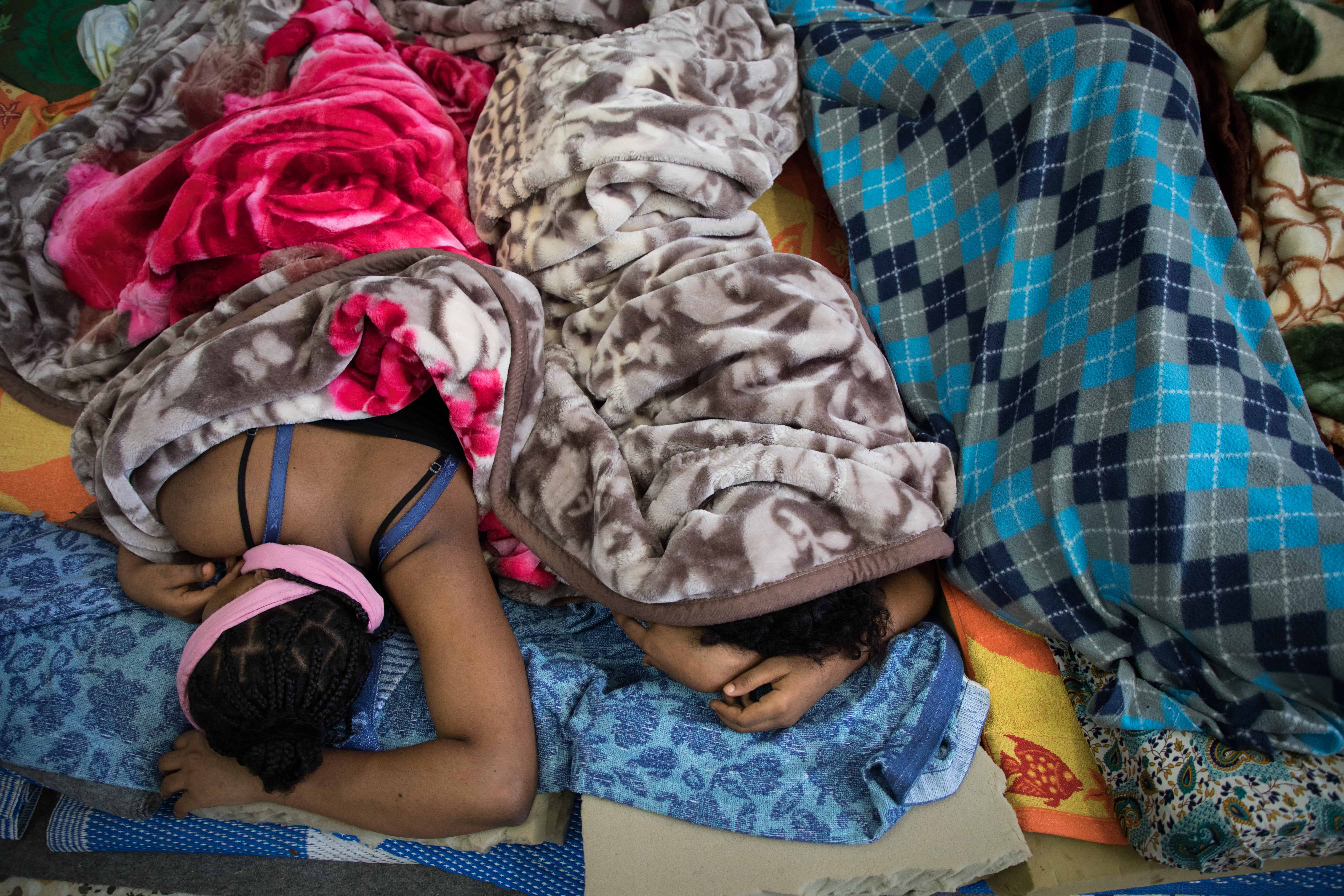 Women detainees take a nap in the Souq Al-Khamis detention centre. Khoms, Libya, October 2019.
© AURELIE BAUMEL/MSF