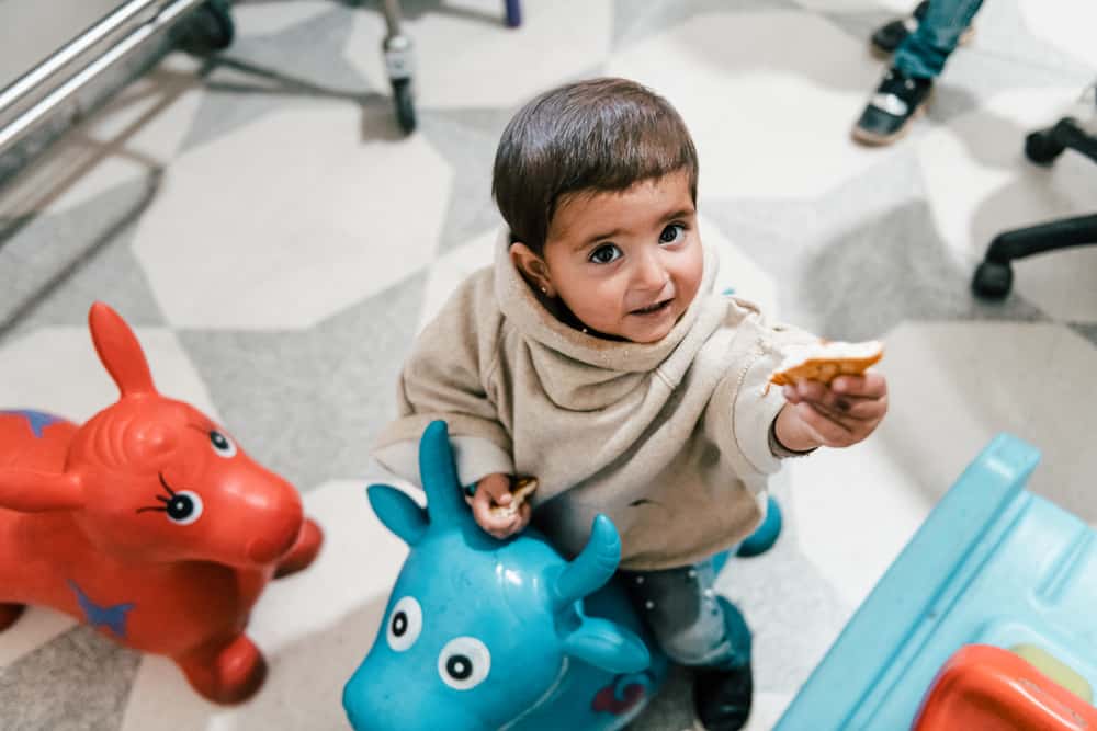 Ahmed’s youngest daughter, Zeinab (18 months) has been diagnosed with anaemia. “The doctor prescribed an iron supplement and advised us to feed her more vegetables and beans, since we can no longer afford meat”, he says. Lebanon, December 2020. © KARINE PIERRE/HANS LUCASINSTAGRAM: @PICS_STONE